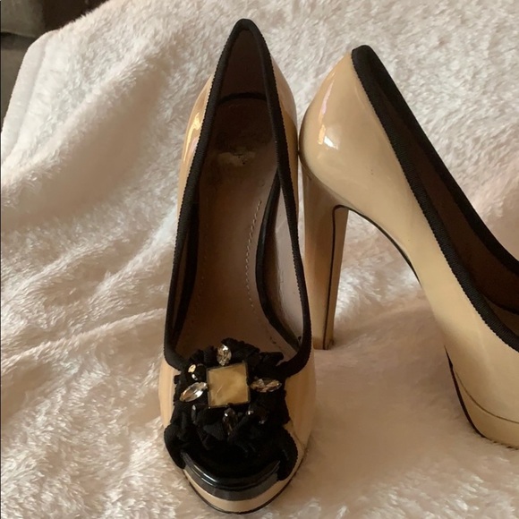 Gently Loved Vince Camuto Patent Leather Heel - Picture 2 of 8